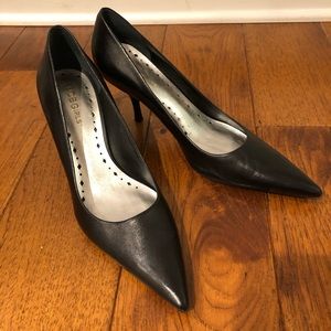 Elegant black leather BCBG pumps. like new
